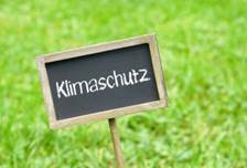 Klimaschutz Schild im Gras, Copyright: fotolia.com/DOC RABE 