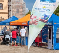 Stand der Stadtwerke Schwerin beim Klimaaktionstag in Schwerin mit Besuchern, Copyright: Maxpress